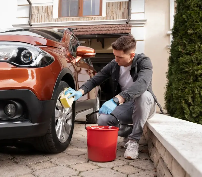 Lavage auto à domicile Puy-Sanières : professionnel intervenant sur un véhicule